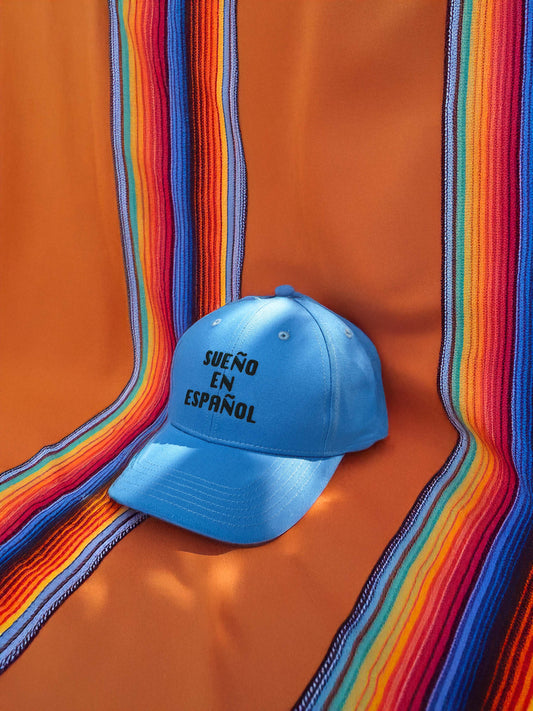 GORRA SUEÑO EN ESPAÑOL EN AZUL CIELO